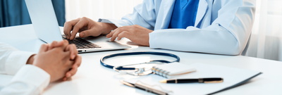 KI generiertes Bild: Arzt mit Patient am Schreibtisch
